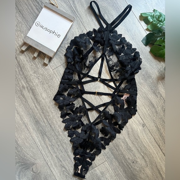 Victoria's Secret Unlined Floral Embroidered Cutout Lace Teddy Bodysuit S NWT! - Picture 4 of 11